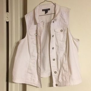 Sleeveless jacket